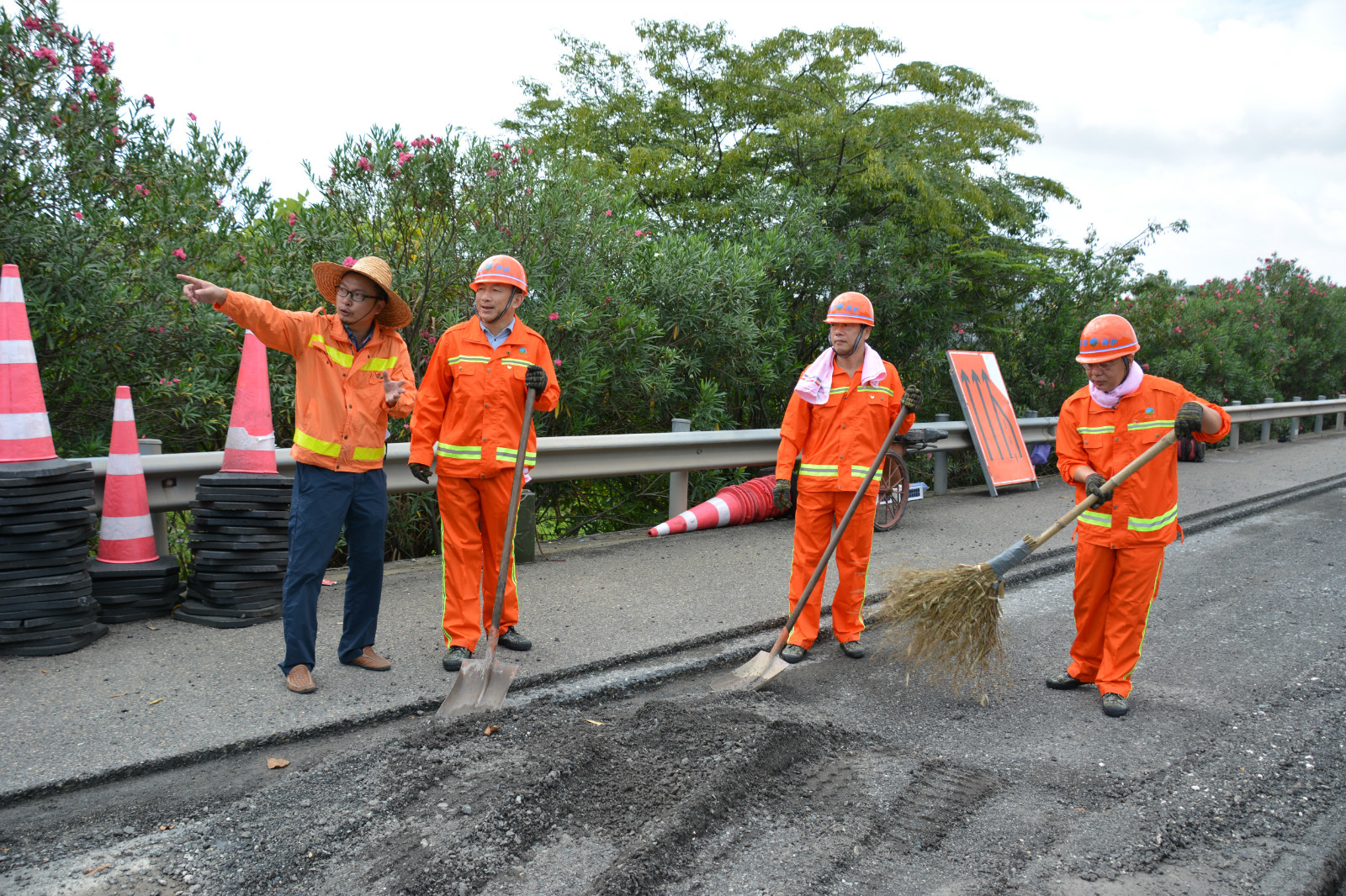 到基层一线践初心担使命省总工会领导一行参加高速公路养护生产实践