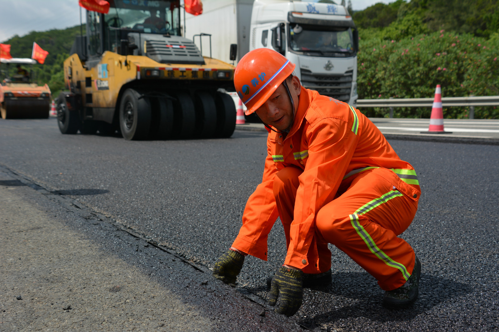 到基层一线践初心担使命省总工会领导一行参加高速公路养护生产实践