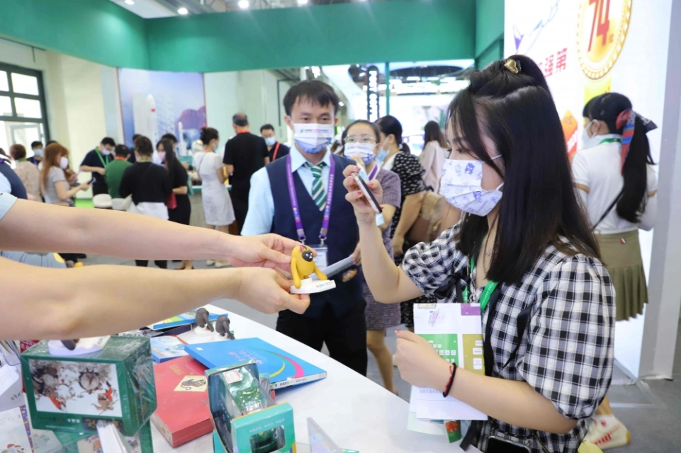客户在消博邮局领取纪念礼品_副本.jpg