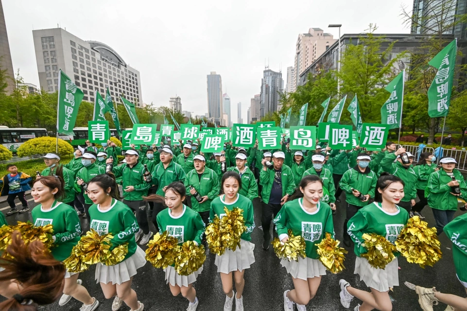 2021青岛国际马拉松鸣枪开跑，青啤人以青春和激情扮靓“中国最美赛道”