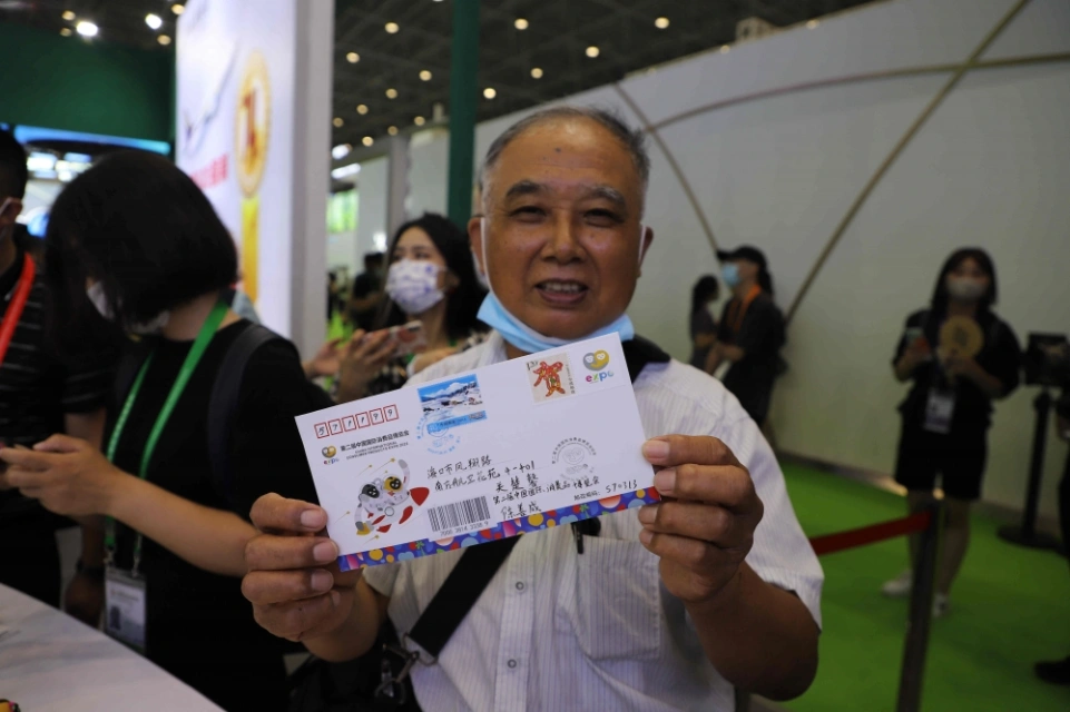 集邮爱好者展示消博会纪念封_副本.jpg