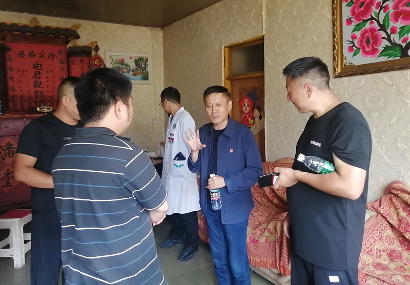 我院党委委员赴茂县看望慰问驻村干部和对口支援医务人员(图2)