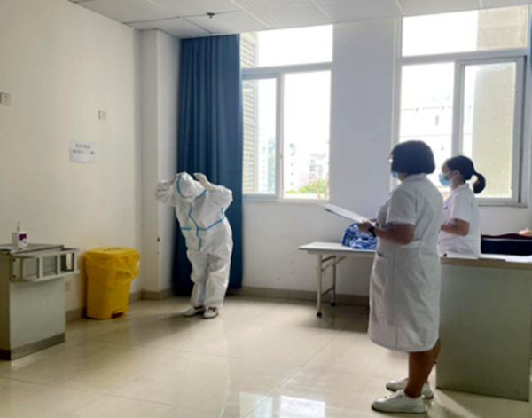 川大华西眉山医院开展穿脱防护服随机抽查考核(图2)