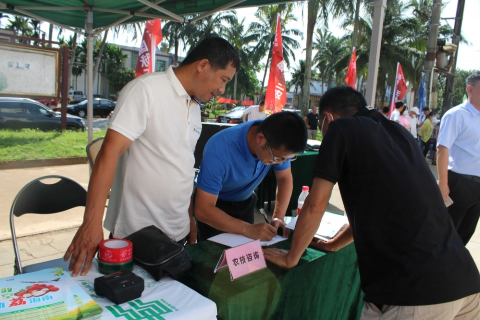 现场为农户提供农技咨询服务_副本.jpg