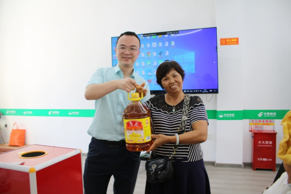 培训活动中进行抽奖环节中奖农户领取奖品.JPG