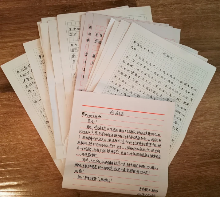 圖：青樹中心學(xué)校師生寄來的一封封滿懷深情的感謝信.jpg