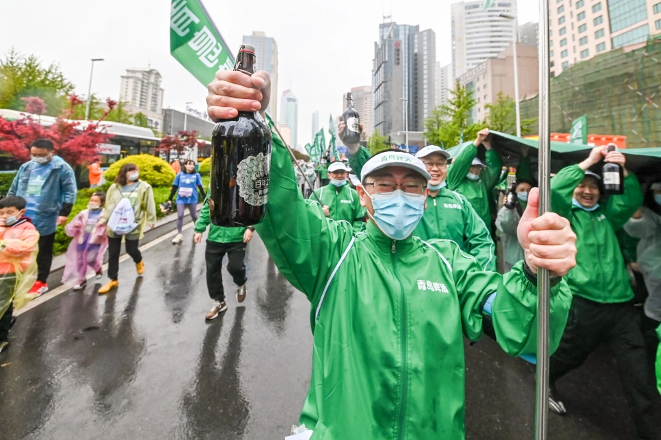 2021青岛国际马拉松鸣枪开跑，青啤人以青春和激情扮靓“中国最美赛道”