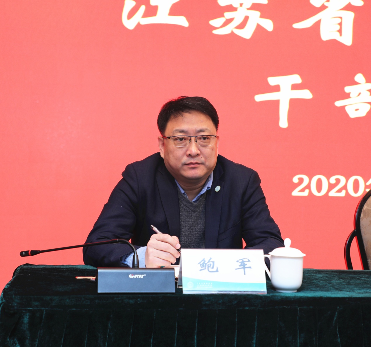 坚持贯彻党委领导下的院长负责制,积极配合冯继锋同志做好各项工作