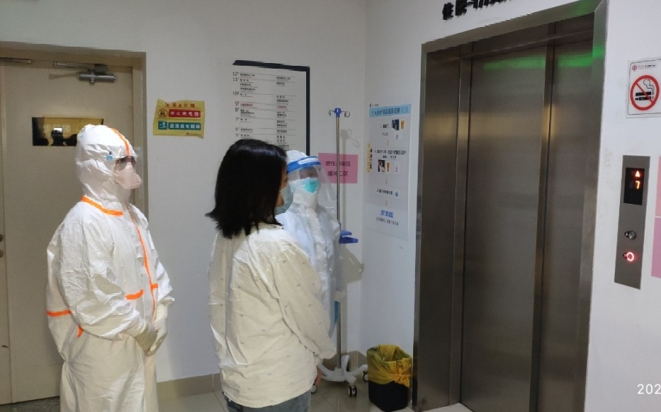 15物业安排人员到场协助患者转运至发热留观区2乘专用电梯.jpg