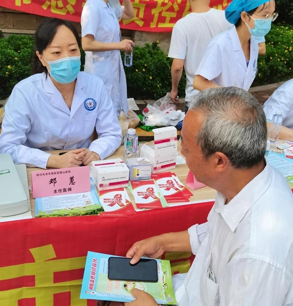 川大华西眉山医院开展“世界肝炎日”健康宣教义诊活动(图3)