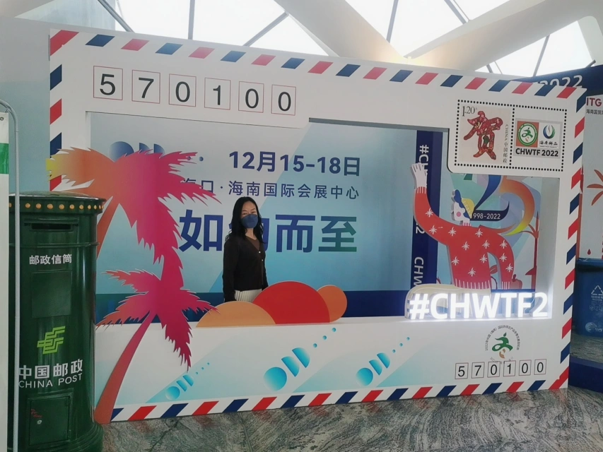 市民在纪念封拍照墙合影_副本.jpg
