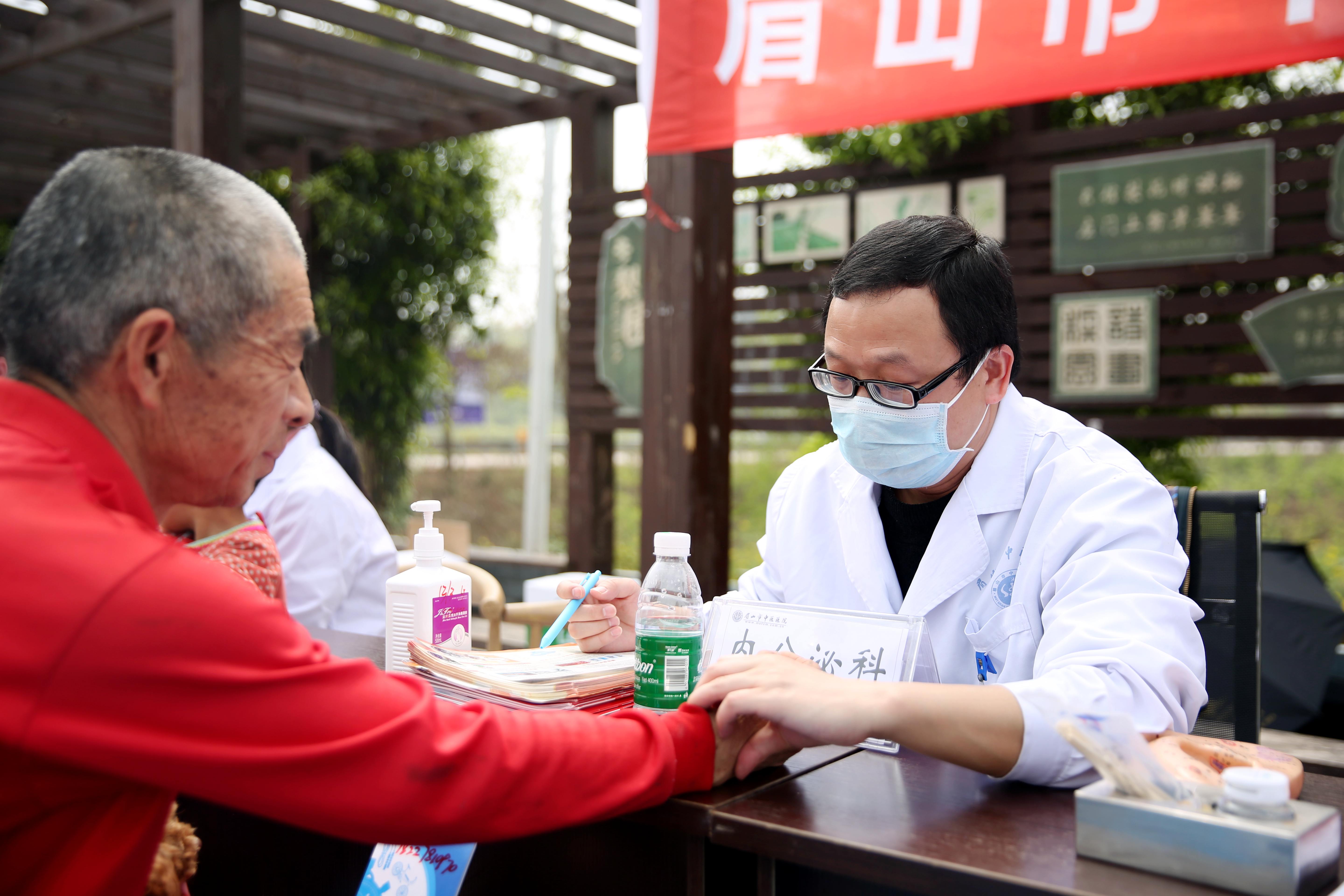 眉山市中医医院为「寻美乡村·春游眉山」大型乡村旅游季活动提供全程医疗支持