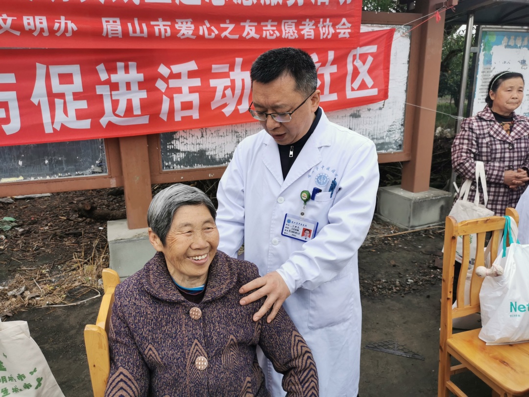家门口的义诊活动：一个字，暖！