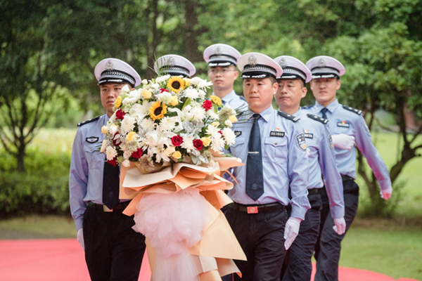 常州交警支队代表向张太雷、陆静华夫妇纪念像敬献花篮