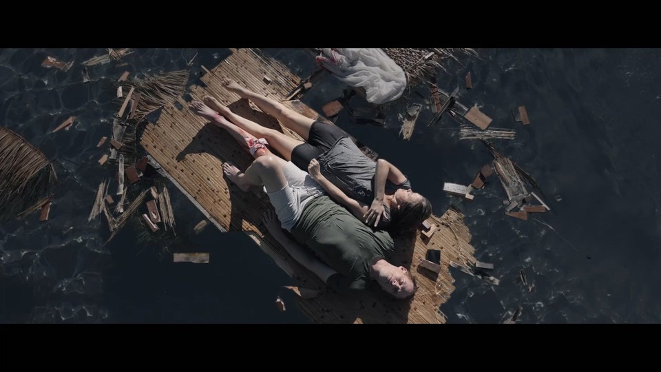 2022美国惊悚《鲨海困斗》HD720P&HD1080P.英语中英双字截图