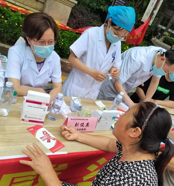 川大华西眉山医院开展“世界肝炎日”健康宣教义诊活动(图2)