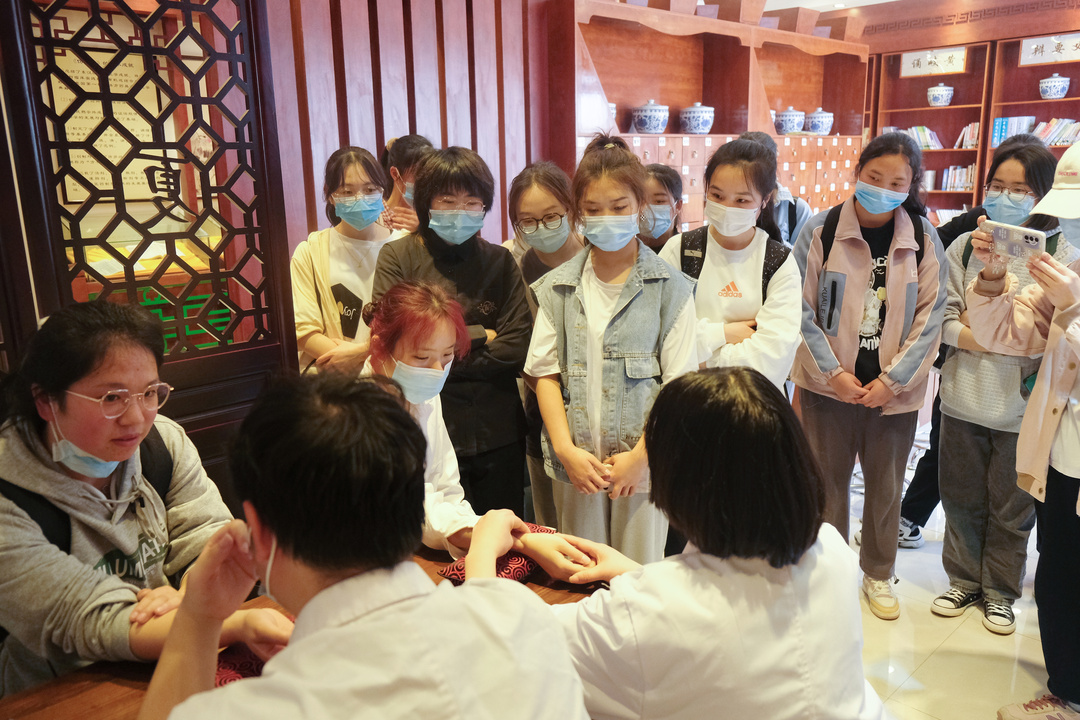 仲景体悟馆内开展把脉问诊体验活动.jpg