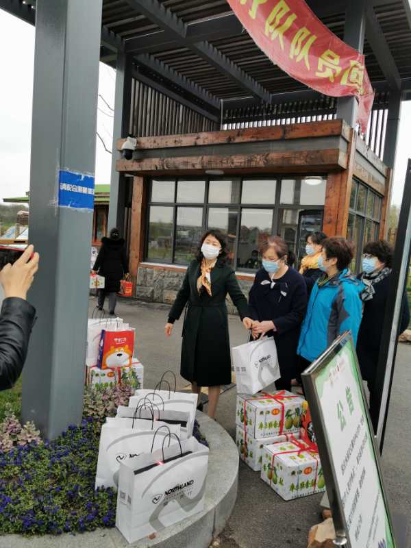 院领导到驻地慰问集中隔离休养的支援黄石医疗队员
