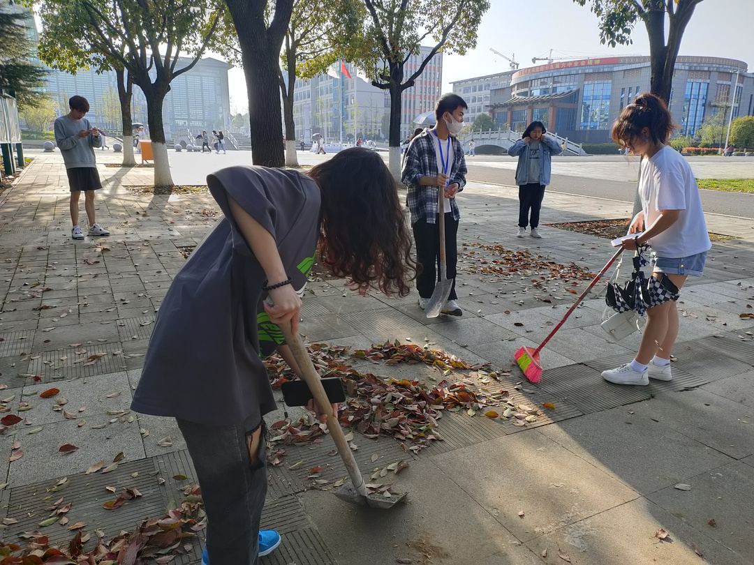 同学们拿起劳动工具进行清扫.jpg