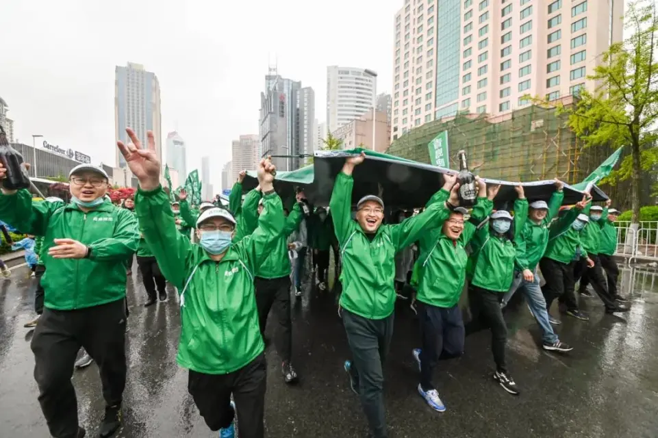 2021青岛国际马拉松鸣枪开跑，青啤人以青春和激情扮靓“中国最美赛道”