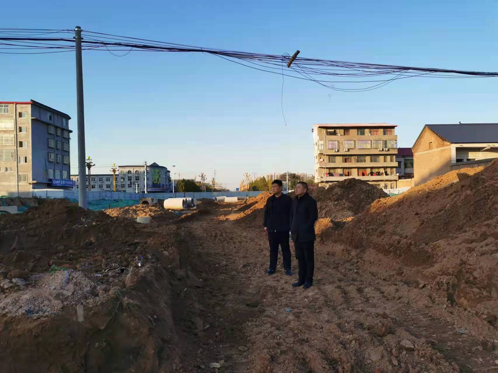 魏县政府副县长乔新光到梨乡大街南延,益民山环岛四周现场办公 - 邯郸