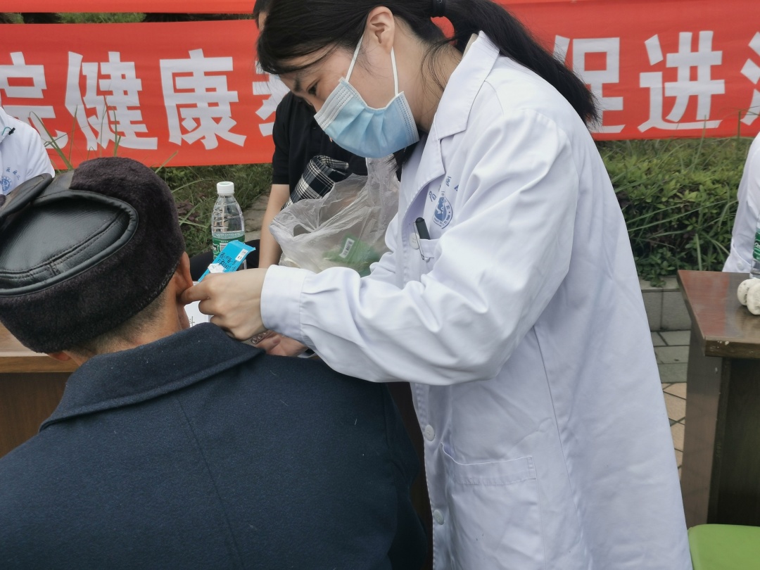 家门口的义诊活动：一个字，暖！