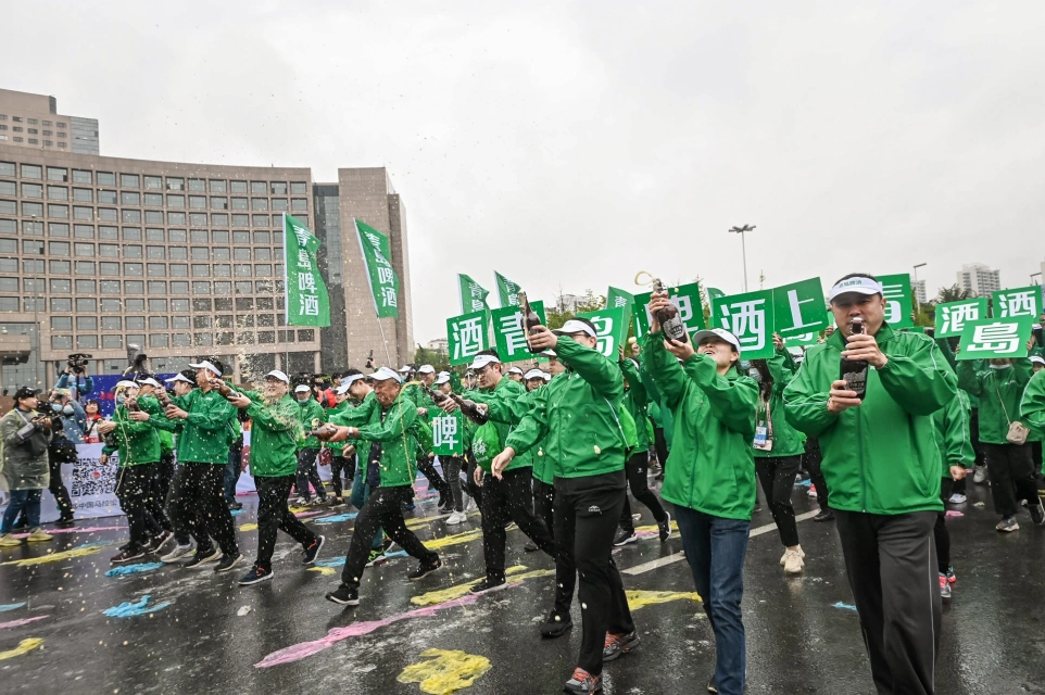 2021青岛国际马拉松鸣枪开跑，青啤人以青春和激情扮靓“中国最美赛道”