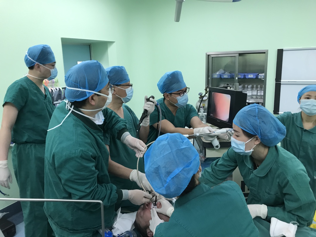 牛！眉山市中医医院成功完成眉山市首例软镜引导下 Y 型覆膜支架置入