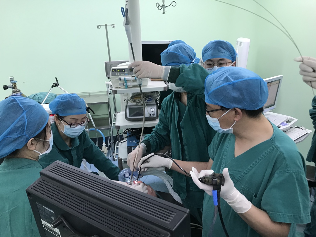 牛！眉山市中医医院成功完成眉山市首例软镜引导下 Y 型覆膜支架置入