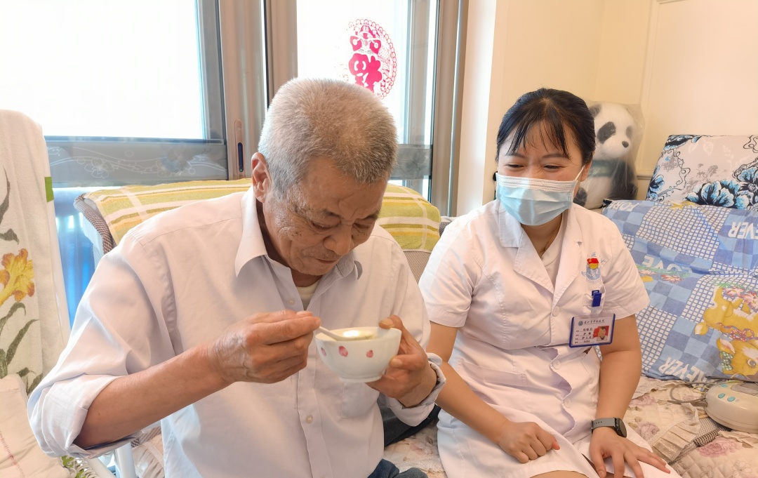 情暖老党员，心系夕阳红——眉山市中医医院健康义诊「走」上门