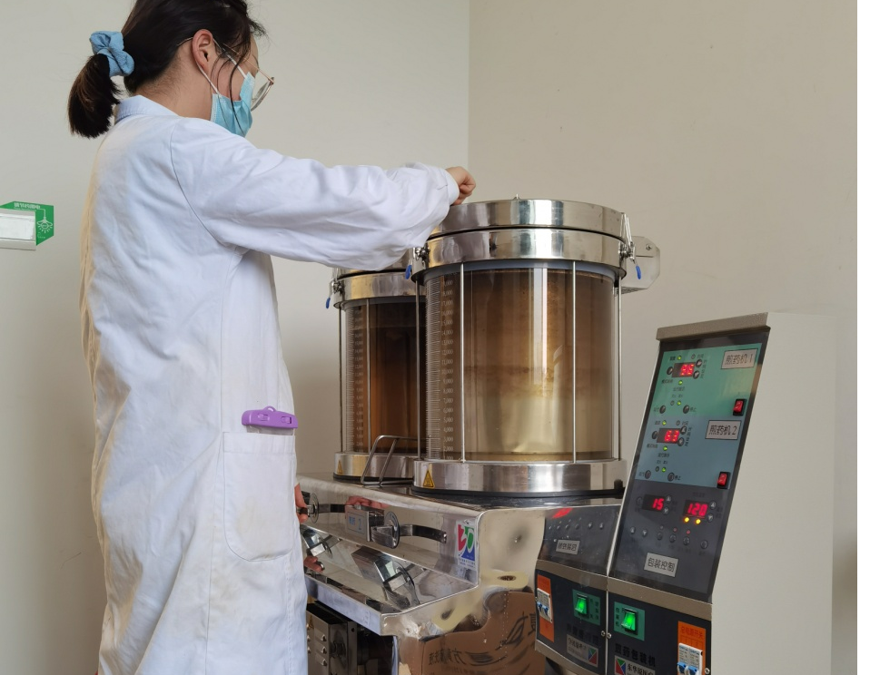 取药,称药,配药,泡药,熬药,装桶.煎药机,打包机不停,有序地运转.