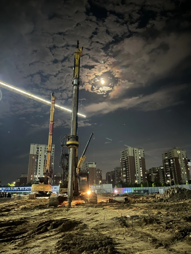 金城雅苑项目工程施工现场圆月 (2).jpg