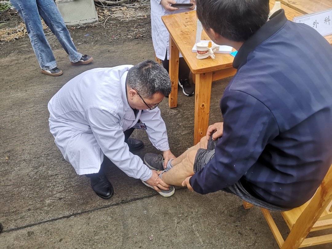 家门口的义诊活动：一个字，暖！