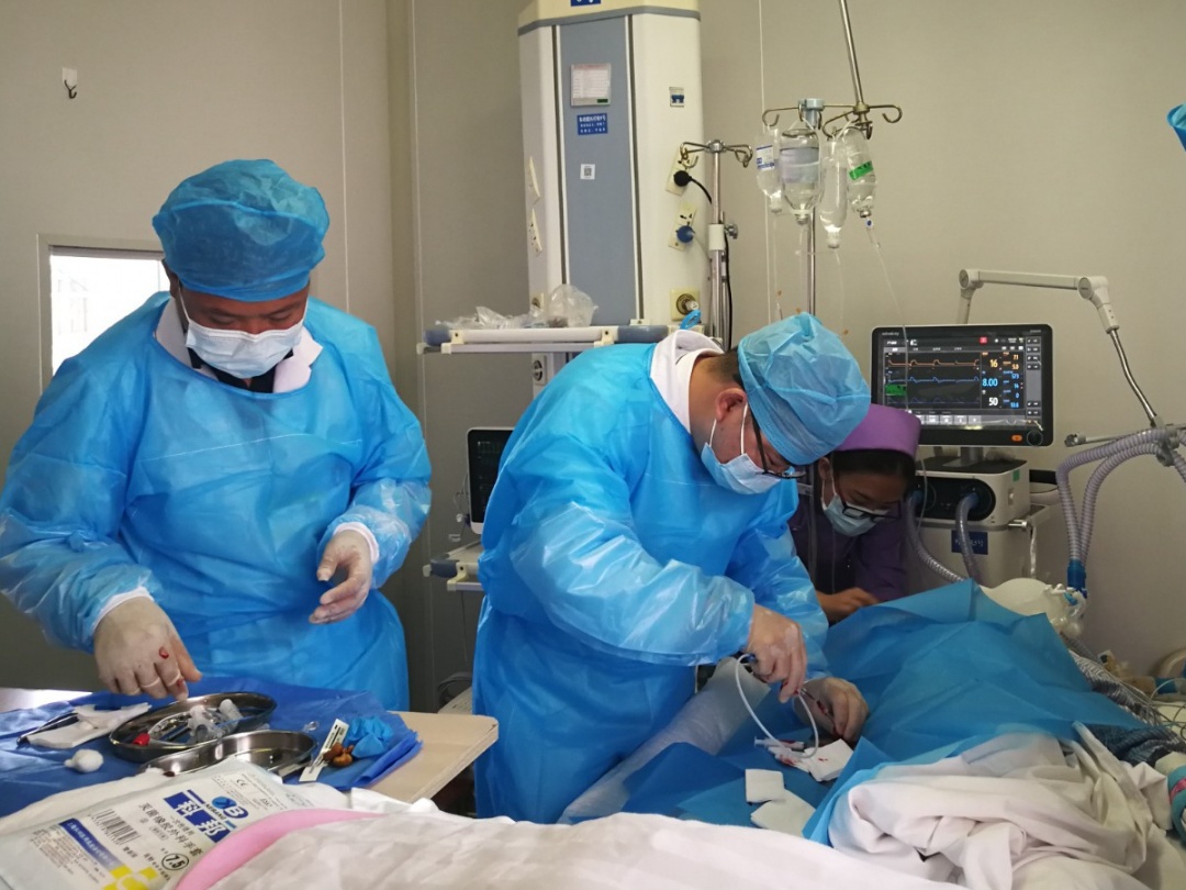 曾宪国主治医师指导操作.jpg