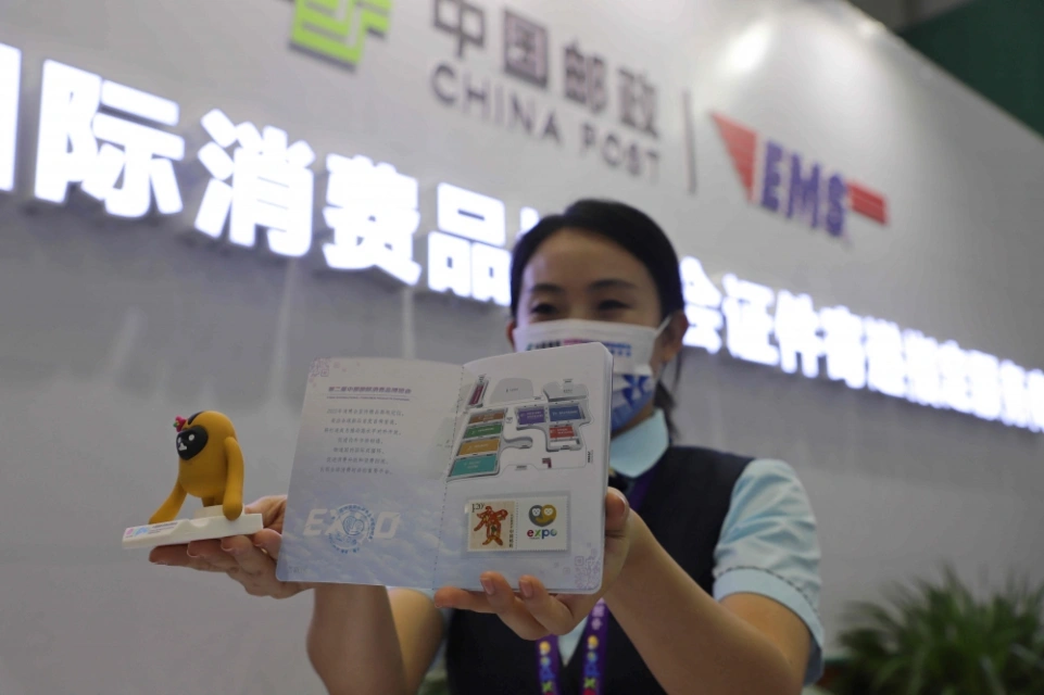 工作人员展示消博护照_副本.jpg