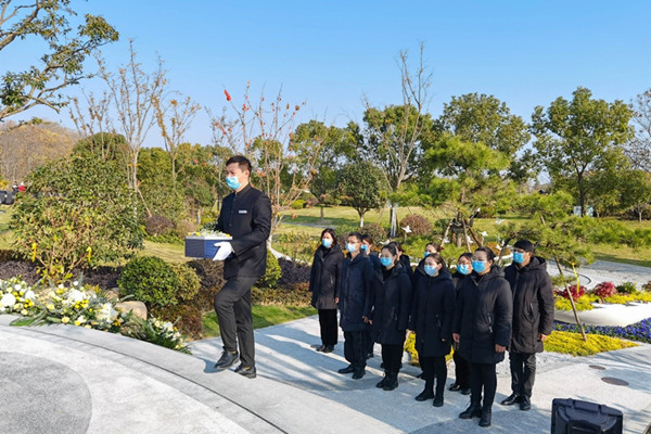 常州栖凤山参与公祭人员默哀致敬