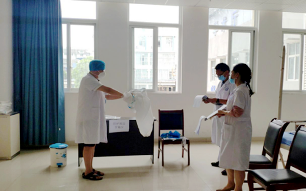 川大华西眉山医院开展穿脱防护服随机抽查考核(图3)