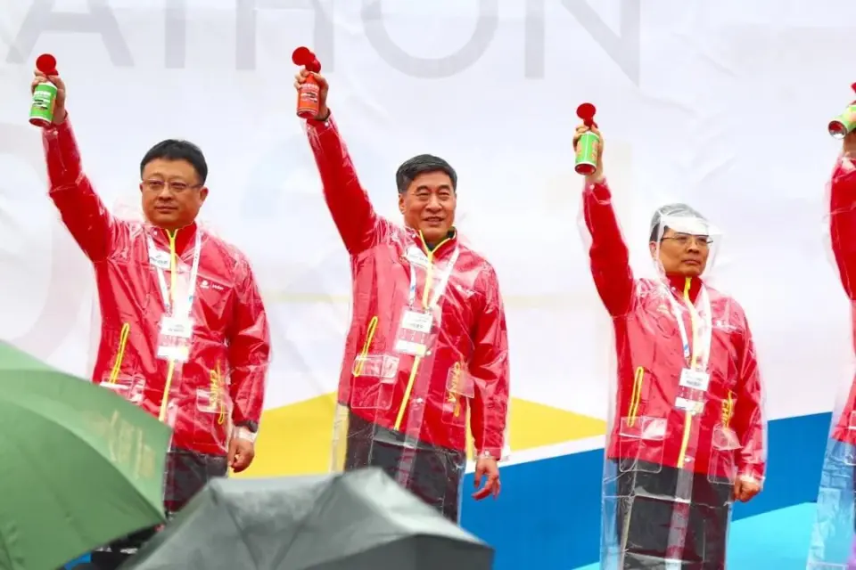 2021青岛国际马拉松鸣枪开跑，青啤人以青春和激情扮靓“中国最美赛道”