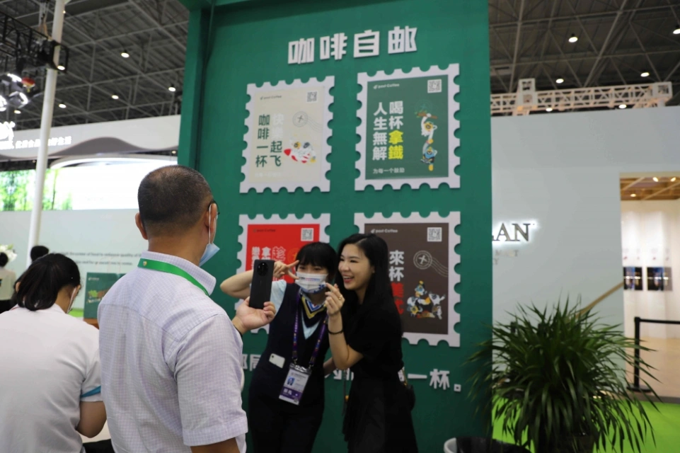 观展市民在消博邮局打卡_副本.jpg