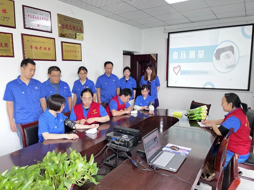 20230719华辰公司开展党员志愿服务活动-测量血压.jpg