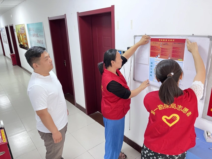 20230719华辰公司开展党员志愿服务活动-张贴海报.jpg