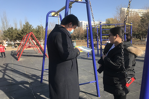 耐心地为行人讲解“文明倡议书”.jpg
