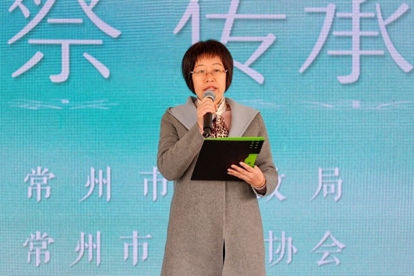 常州市殡葬协会会长狄国芬宣读清明文明祭扫倡议书