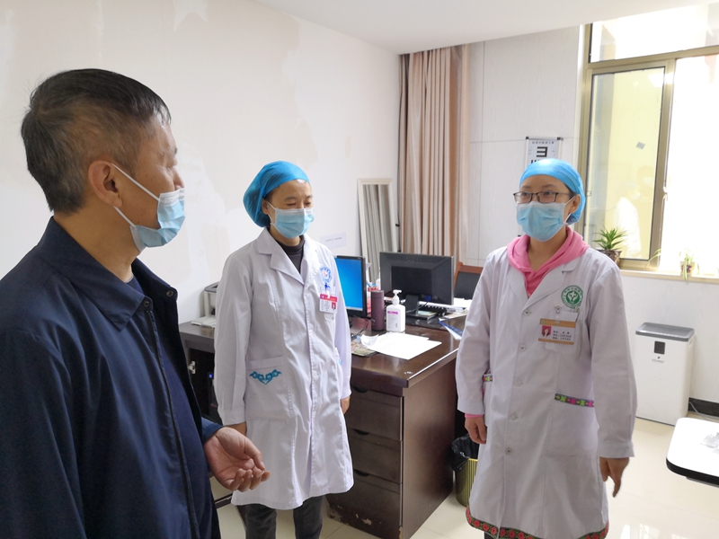 我院党委委员赴茂县看望慰问驻村干部和对口支援医务人员(图4)