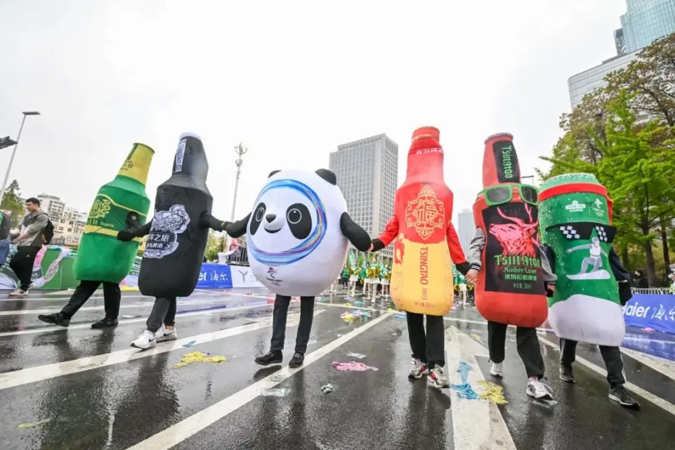 2021青岛国际马拉松鸣枪开跑，青啤人以青春和激情扮靓“中国最美赛道”