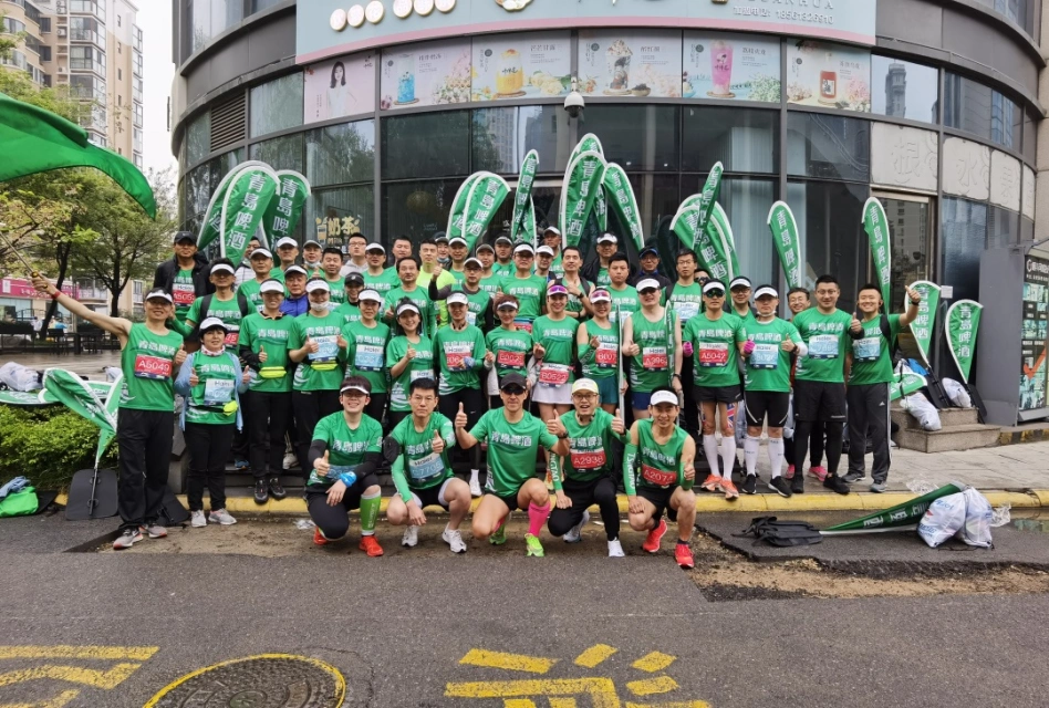2021青岛国际马拉松鸣枪开跑，青啤人以青春和激情扮靓“中国最美赛道”