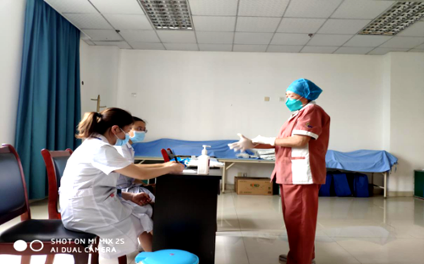 川大华西眉山医院开展穿脱防护服随机抽查考核(图1)