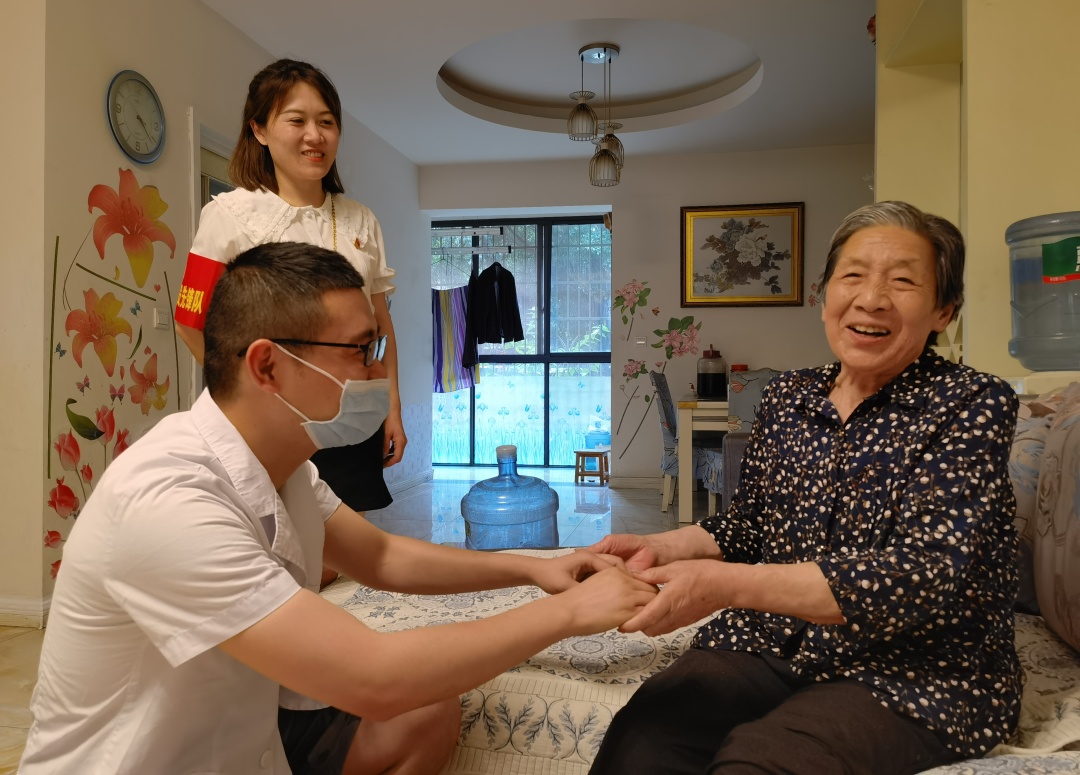 情暖老党员，心系夕阳红——眉山市中医医院健康义诊「走」上门