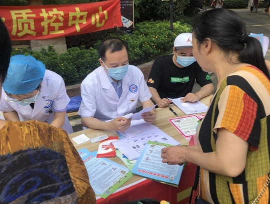 川大华西眉山医院开展“世界肝炎日”健康宣教义诊活动(图4)