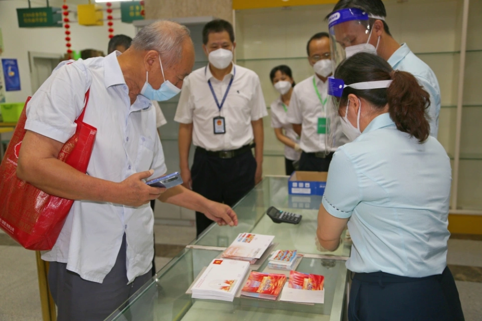 三亚市分公司销售《中国共产党第二十次全国代表大会》纪念邮票邮品（4）_副本.jpg
